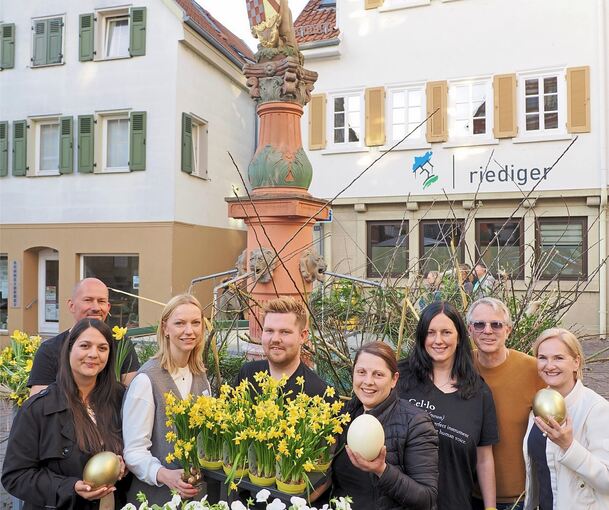 Bereits am Freitagabend war der Osterbrunnen auf dem Marktplatz geschmückt worden