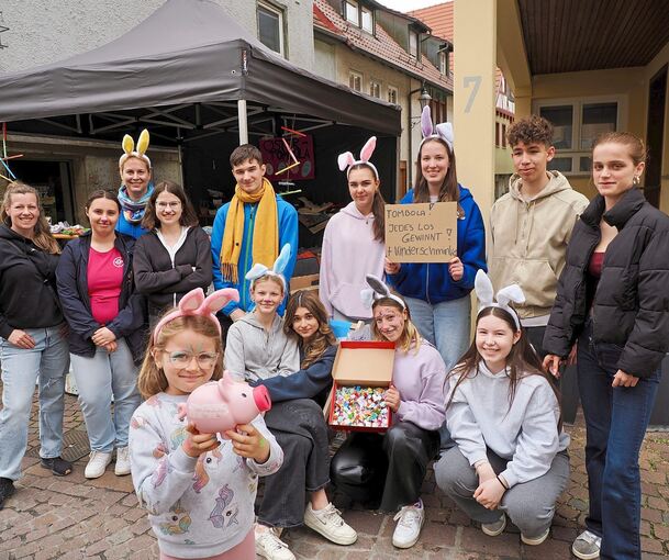 Schüler der Maximilian-Lutz-Realschule veranstalteten eine Tombola. Die Einnahmen sollen einer Klassenfahrt zugute kommen.