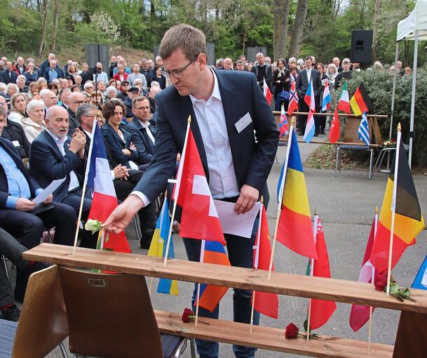 Gedenkfeier zum 80. Jahrestag der Befreiung des KZ Vaihingen am Sonntag. Blumen für die Opfer aus insgesamt 24 Nationen.