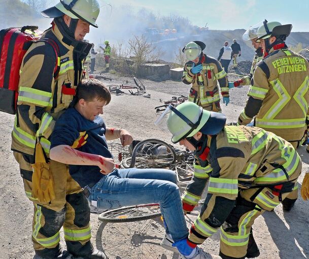 Das Drehbuch der Übung der Ditzinger Feuerwehr: Mehrere Fahrradfahrer verletzt, ein brennendes Auto.