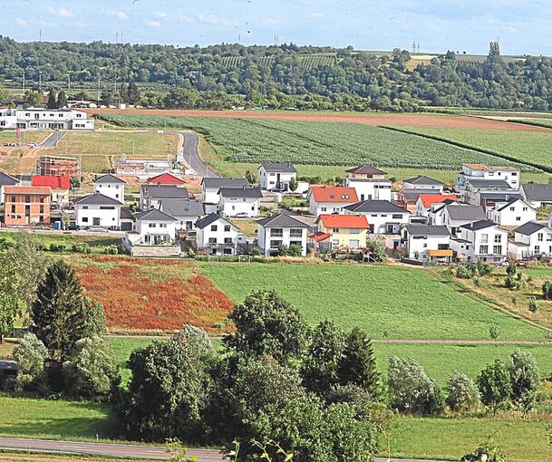 So sah es 2015 am westlichen Ortsrand Kirchheims aus. In der Zwischenzeit wurde dort kräftig gebaut.