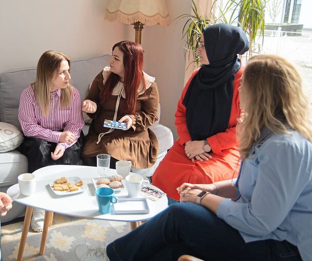In kleinen Gruppen tauschen sich Mütter beim „Elterntalk“ über den Medienkonsum ihrer Kinder aus. Ort und Zeit der Treffen werden von den Eltern bestimmt.