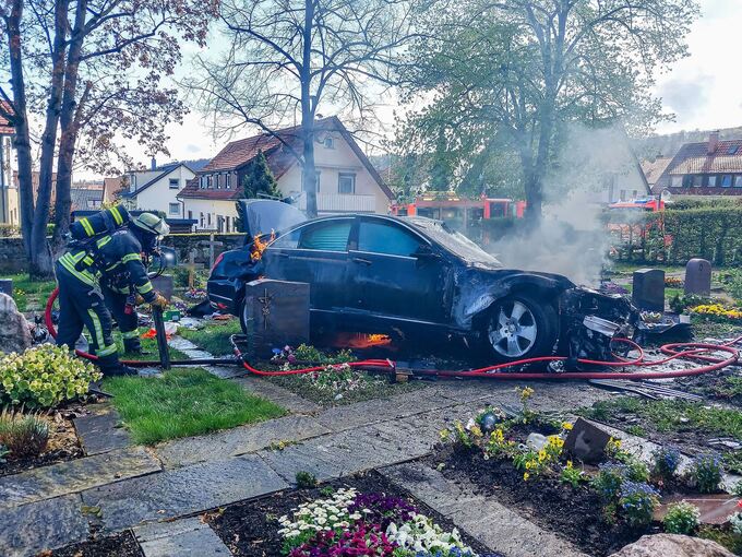 Auto fährt auf Friedhof und brennt auf Gräbern aus