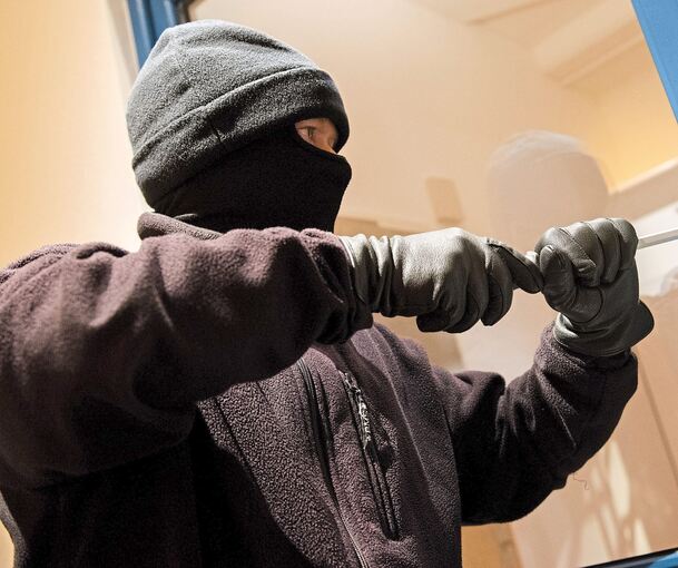 In Kornwestheim wurde mit brachialer Gewalt eine Tür an einer Schule aufgehelbelt.