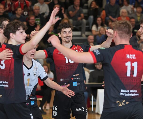 Triumph auf ganzer Linie: Die Barock Volleys MTV Ludwigsburg feiern ihren Heimsieg gegen den SV Schwaig und den sportlichen Aufs Triumph auf ganzer Linie: Die Barock Volleys MTV Ludwigsburg feiern ihren Heimsieg gegen den SV Schwaig und den sportlichen Aufstieg in die 1. Bundesliga.