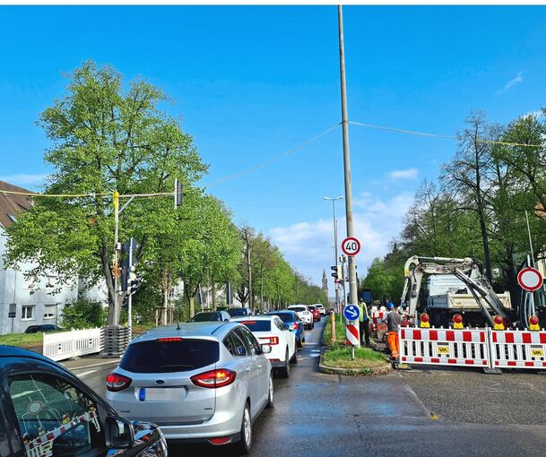 Da hilft nur Geduld: Bei der Einfahrt nach Ludwigsburg (rechts die Königinallee Richtung Karlshöhe) geht es nur langsam voran.