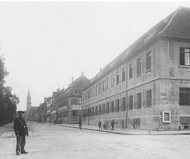 Die Stuttgarter Straße 1903 von der Sternkreuzung aus gesehen, rechts das Kanzleigebäude, dahinter der Englische Hof, heute das Scala. Im Hintergrund die damalige Garnisonskirche.
