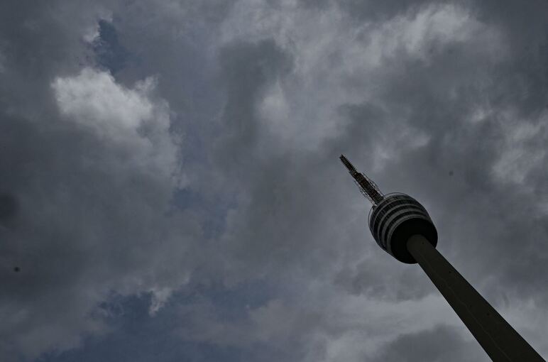 Dunkle Regenwolken über Stuttgarter Fernsehturm