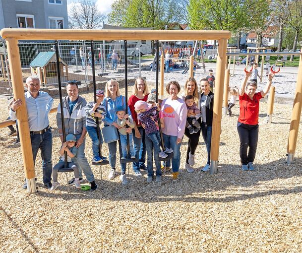 Bürgermeister Holger Albrich (links) mit Verantwortlichen der Verwaltung und vielen Kindern auf dem neuen Spielplatz.