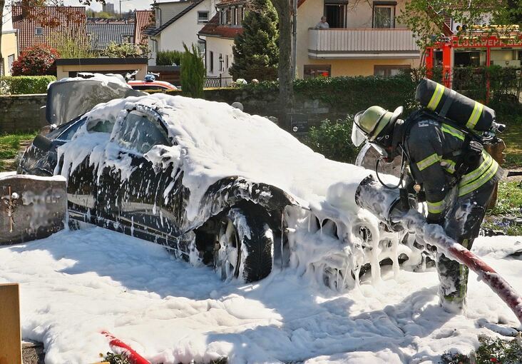 Den brennenden Mercedes konnte die Gerlinger Feuerwehr nur mit Schaum löschen.