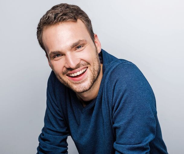 Von klassischeren Klängen wie Wiener Walzer bis hin zu Swing: Darauf kann sich das Publikum von Max Dollinger freuen.