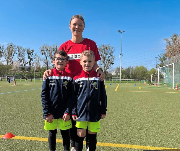 Camp-Trainerin Emilia Jaisle mit ihren Schützlingen Paolo (links) und Ben.
