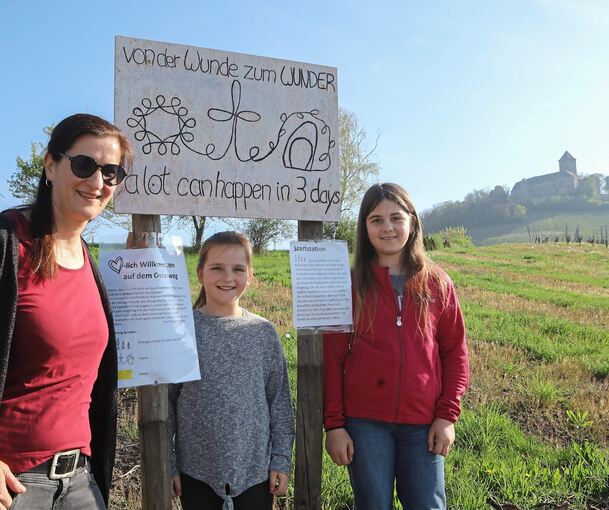 Rebekka Reuchle hat mit Sabine Vogt und Laura Fähnle den Osterweg erdacht. Ihre Töchter Pauline (rechts) und Emma (Mitte) haben bei der Umsetzung geholfen.Die