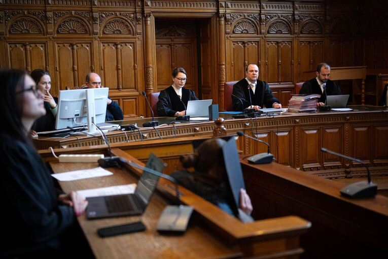 Prozess um Mordversuch mit Armbrust und Hammer auf Friedhof