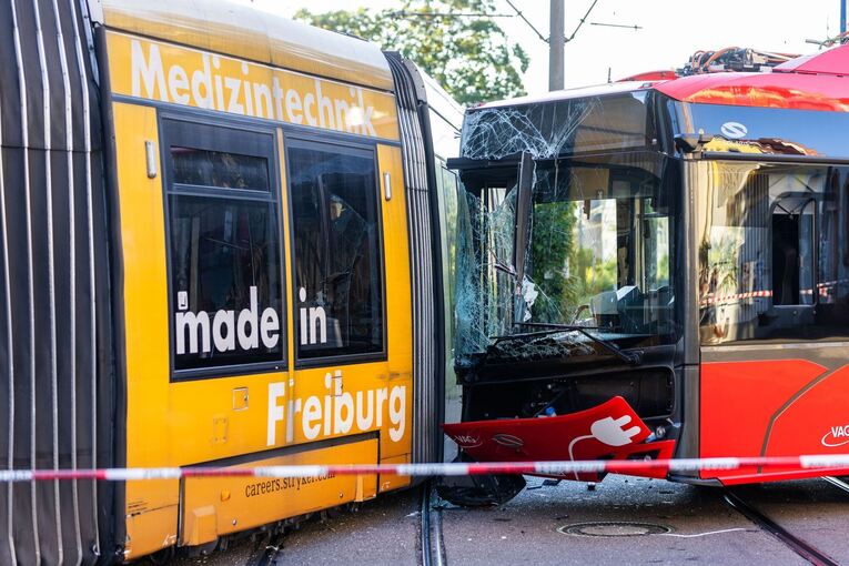 Linienbus kollidiert mit Straßenbahn