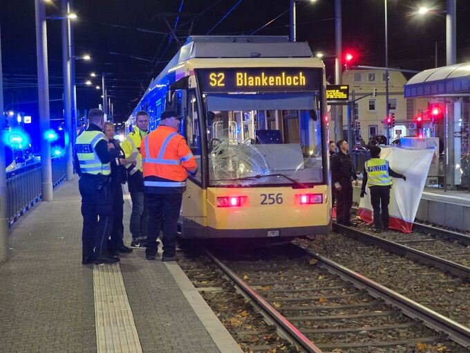 Mensch wird unter Straßenbahn eingeklemmt und stirbt