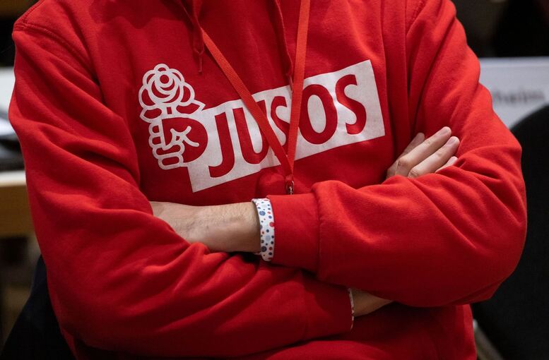 Kapuzenpulli mit der Aufschrift «Jusos»