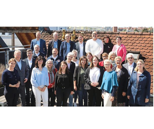 Vertreterinnen und Vertreter verschiedener Hilfssorganisationen aus dem Landkreis Ludwigsburg waren zur Helferherz-Spendenübergabe ins LKZ-Verlagshaus gekommen. LKZ-Verleger Gerhard Ulmer (Zweiter von links) würdigte ihre Arbeit.