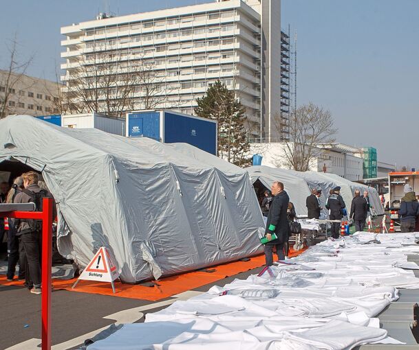 Bei einer Großübung im Jahr 2019 wurde die Versorgung zahlreicher verletzter Menschen im und vor dem Ludwigsburger Krankenhaus geübt.