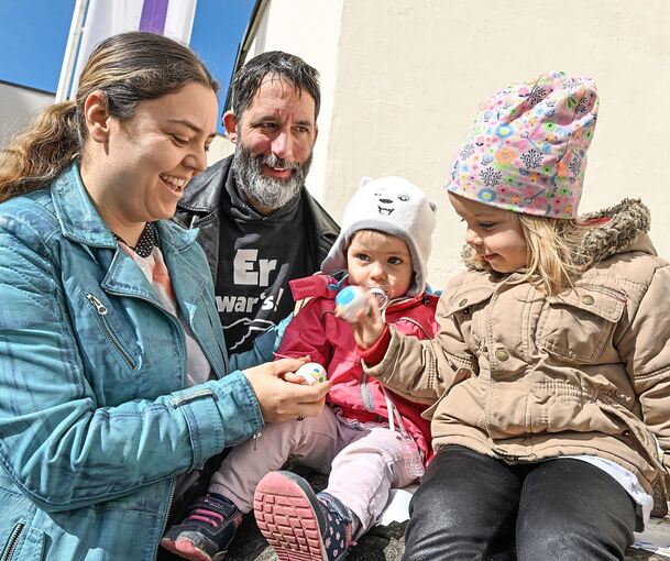 Das „Ostereiertitschen“ ist ein Spiel, bei dem es darum geht, die Schale des gegnerischen Ostereis kaputtzuschlagen.