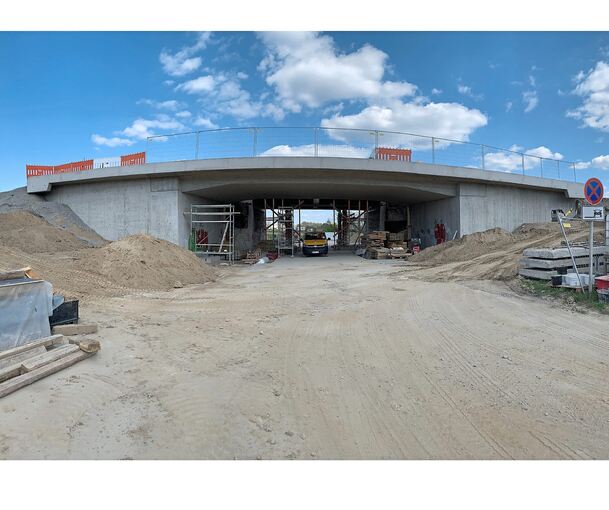 Neubau: Der westliche Teil der Brücke ist fertig, jetzt wird der östliche Teil abgerissen und ersetzt.
