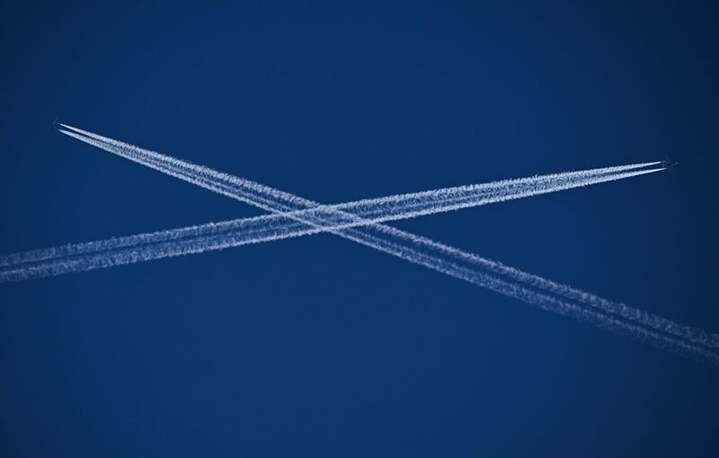 Flugzeuge am blauen Himmel