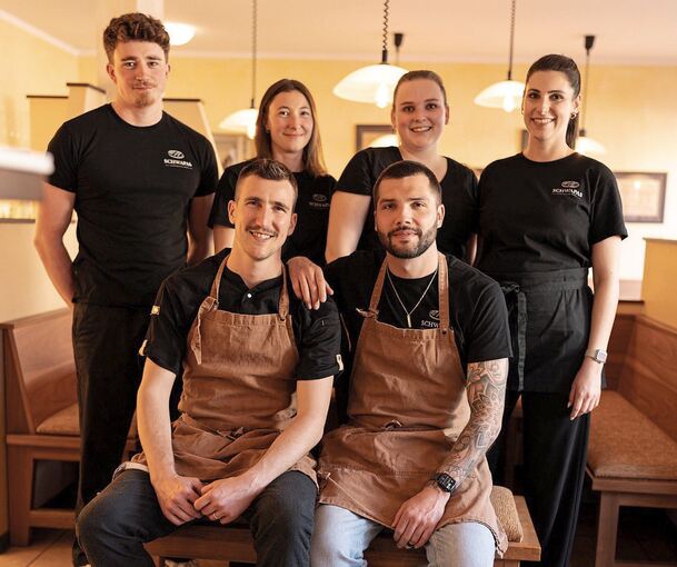 Kulinarische Kleinigkeiten aus dem Ländle serviert das Bewirtungsteam zusammen mit Felix Heinerich (vorne links).