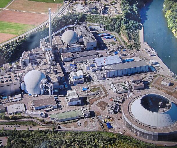 Das Abfall-Zwischenlager für schwach- und mittelradioaktive Reststoffe aus dem Rückbau der beiden Neckarwestheimer Meiler befindet sich in der Mittelachse des Geländes vorn am Neckar. Daneben ist die Rückbaufabrik zu sehen, in der Reststoffe zerlegt