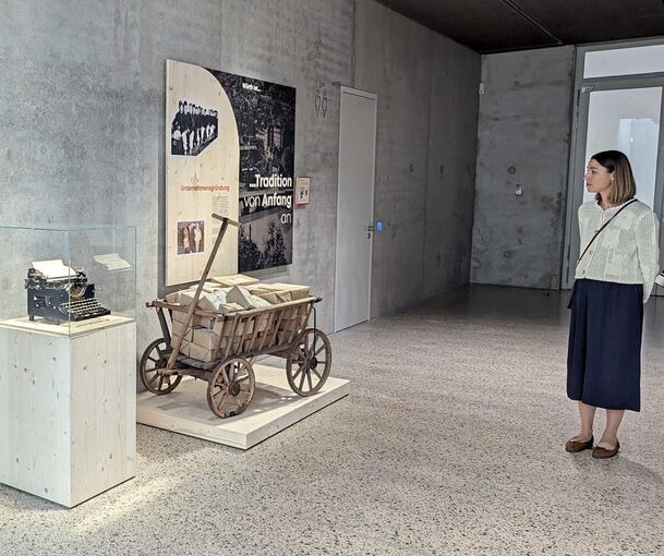 Reinhold Würths Enkelin Maria Würth im Museum vor dem Leiterwagen, mit dem für das Unternehmen alles anfing.
