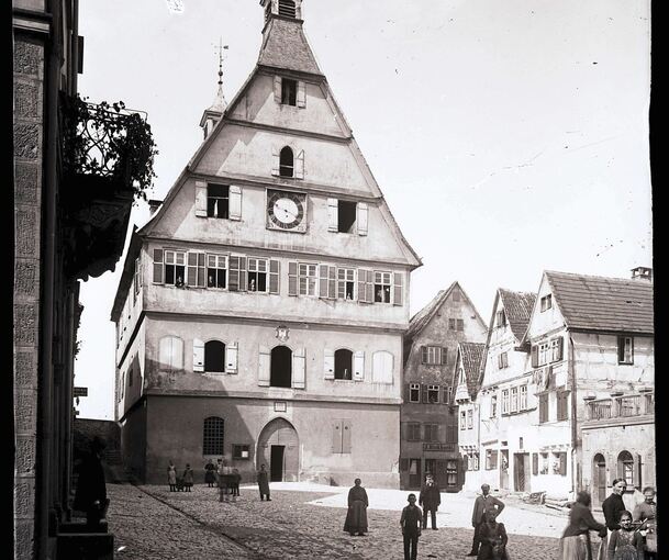 Das Besigheimer Rathaus auf einem Foto, das vor 1901 entstanden sein muss. Denn in diesem Jahr wurde der Balkon angebaut.