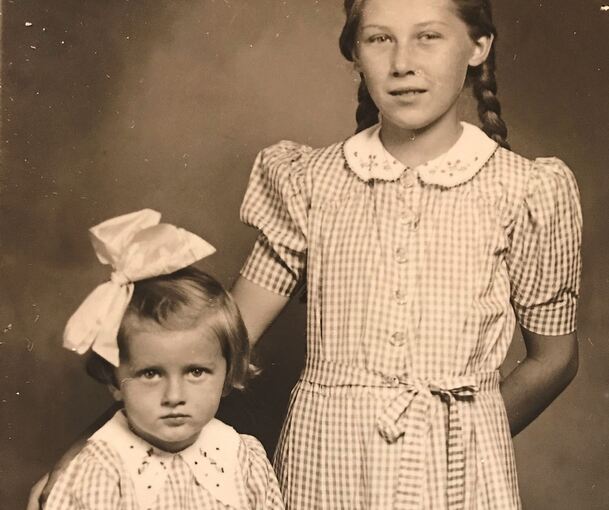 Margarete Wirth (links) mit ihrer Schwester Anneliese auf einem Foto aus den 1940er Jahren.