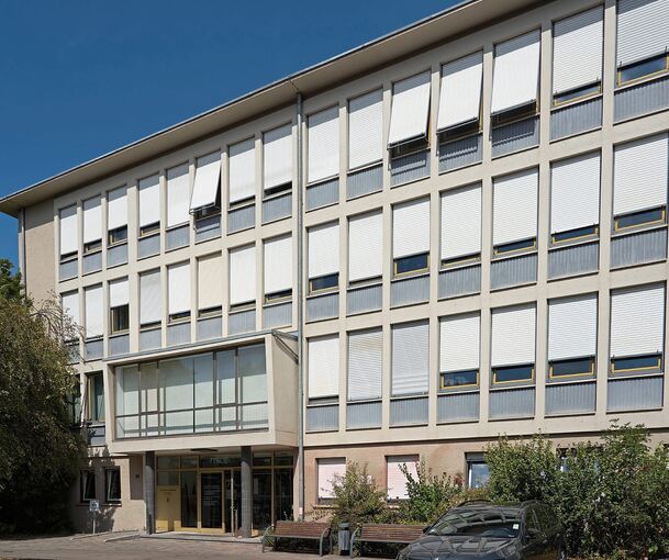 Auf dem Bild ist das Amtsgericht Ludwigsburg zu sehen, ein graues Gebäude mit vielen Fenstern.