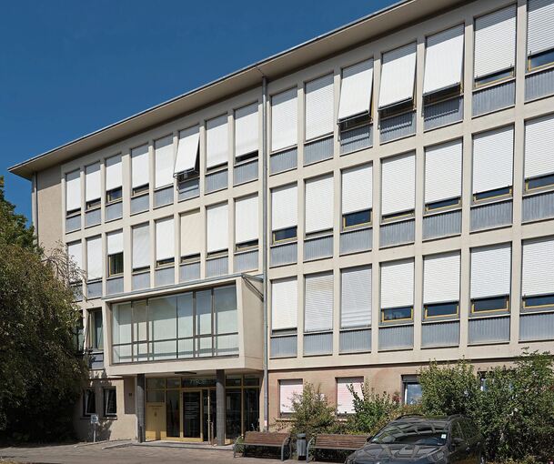 Auf dem Bild ist das Amtsgericht Ludwigsburg zu sehen, ein graues Gebäude mit vielen Fenstern.