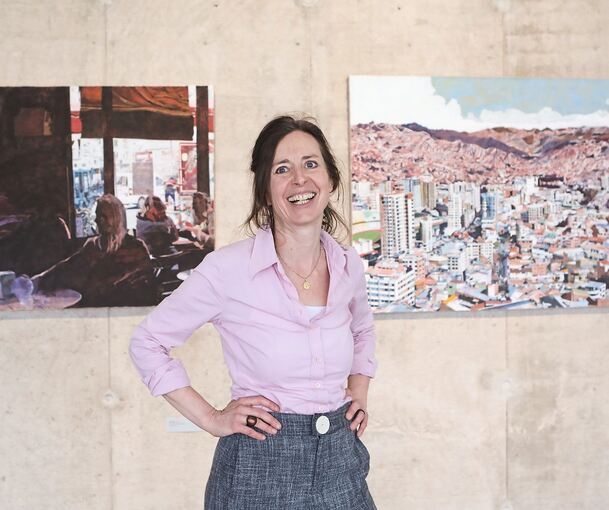 Vielschichtig in mehr als einer Hinsicht: Annette Trefz in ihrer Ausstellung.