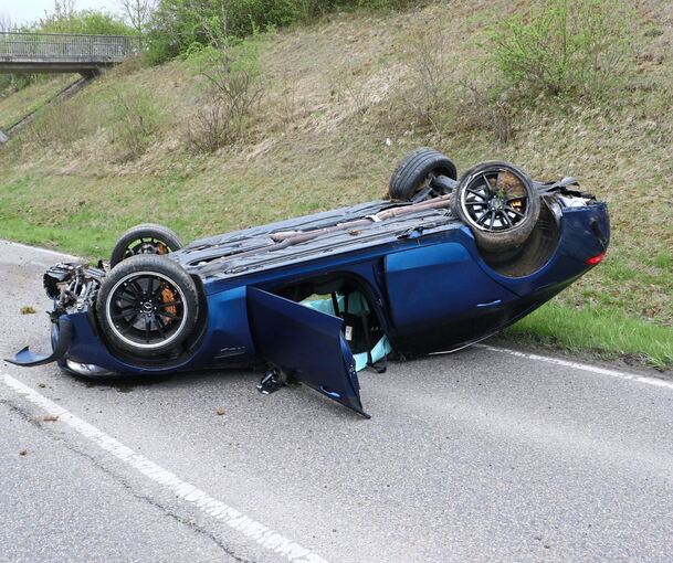 Das Auto landete auf dem Dach.