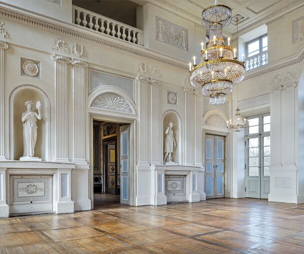 Bei einer Führung gibt es auch Einblicke in den Speisesaal des Schlosses Favorite. Foto: Staatlichen Schlösser und Gärten/p Bei einer Führung gibt es auch Einblicke in den Speisesaal des Schlosses Favorite.
