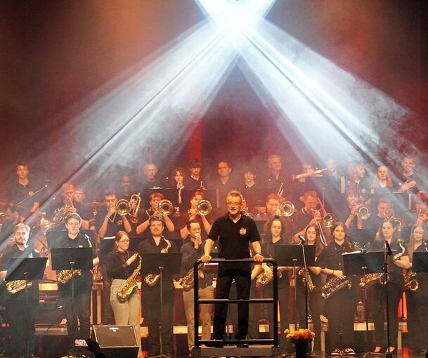 Bandleader Jörg Cronauer mit der Bigband des Marbacher Friedrich-Schiller-Gymnasiums. Sie feiert ihr 40-jähriges Bestehen.