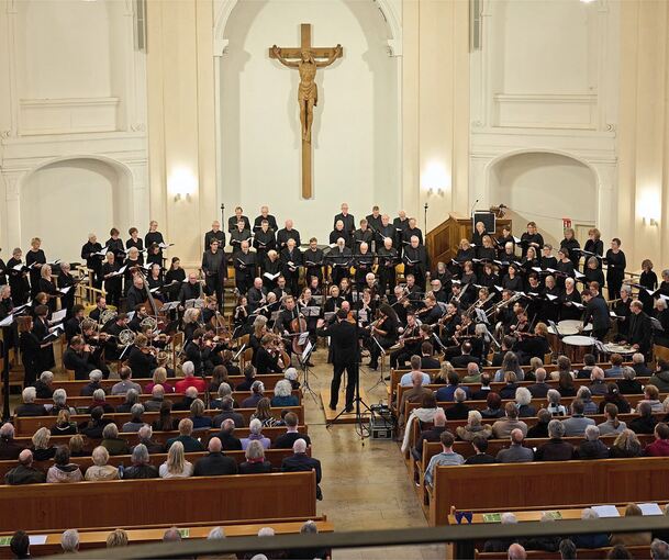 Großartiger Gemeinschaftsauftritt des Ludwigsburger Motettenchors, des Chors und Orchesters der Stadtkirche und eines Solistenquintetts unter Leitung von Bezirkskantor Fabian Wöhrle.