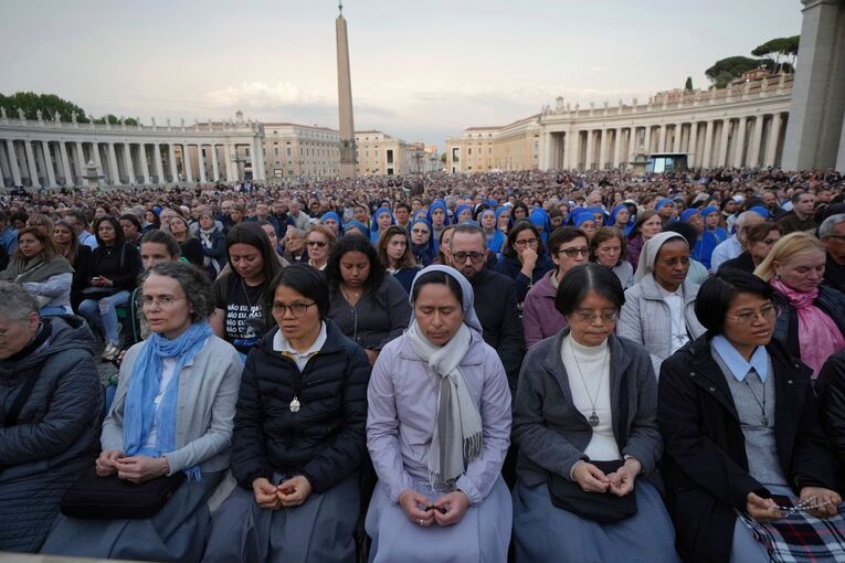Papst Franziskus gestorben - Petersplatz Papst Franziskus gestorben - Petersplatz