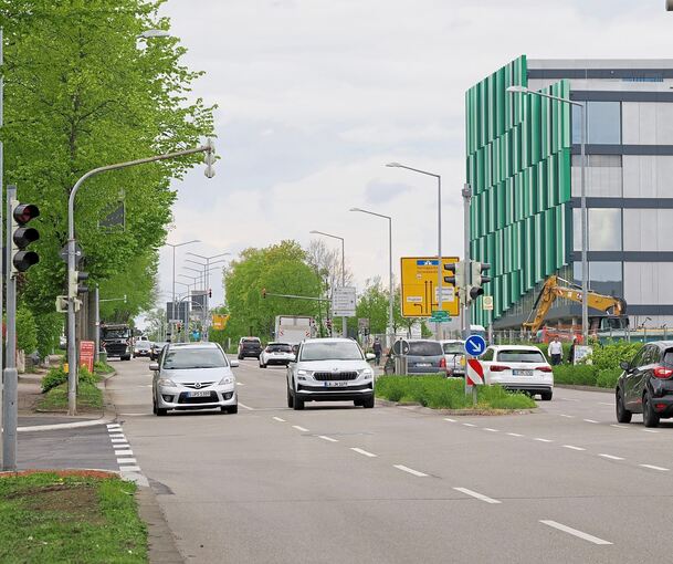 Schwieberdinger Straße mit Blick Richtung Westen: Von der Kreuzung mit der Steinbeisstraße (links) bis zur Schlieffenstraße (rechts nach dem Mann+Hummel-Gebäue) geht die Baustelle.