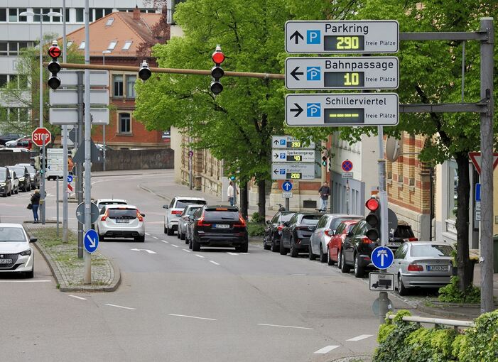 In der Bahnhof- und Uhlandstraße müssen Autofahrer Spuren zugunsten der Radfahrer abgeben.
