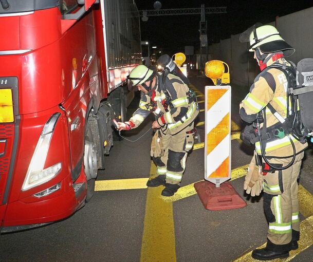 Die Feuerwehrleute kontrollierten den Lastwagen mit einer Wärmebildkamera.