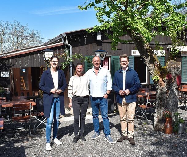 Leiterin des Amtes für Gebäudemanagement Nina Fänger, Nicole Braun, Uwe Braun und Bürgermeister Dirk Oestringer (von links nach rechts) im Biergarten der Grimmler Alm.