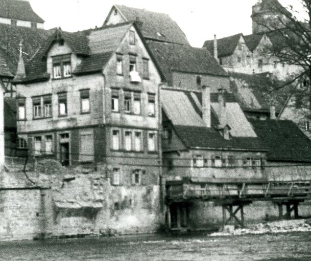 Anfang April 1945 ist die Enzbrücke gesprengt worden, um es den Franzosen schwerer zu machen. Auf dem Foto ist der Notsteg zu sehen.
