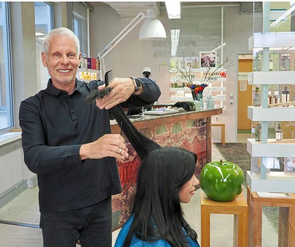 Uwe Volz in Aktion: In seinem Ludwigsburger Friseursalon schneidet der Innungs-Obermeister einer Kundin die Haare.