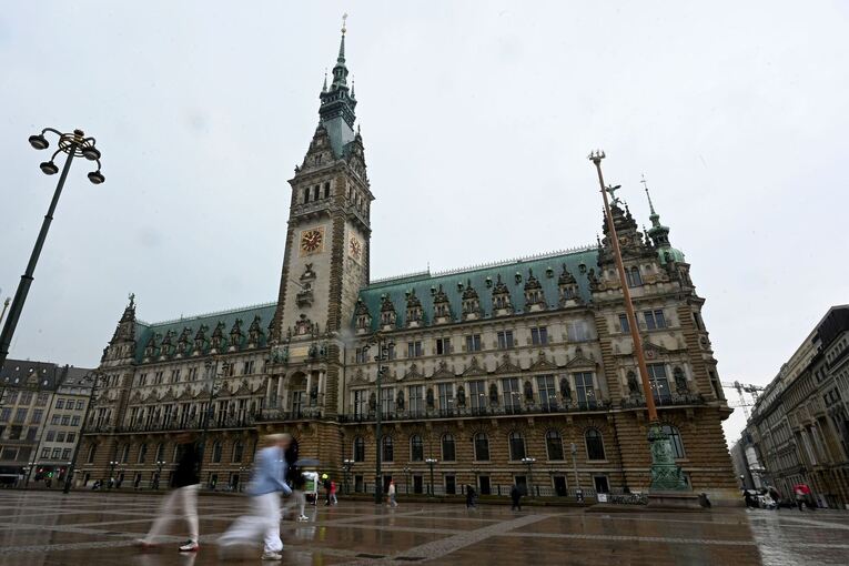Hamburger Rathaus im Regen