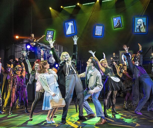 Während das Ensemble aufdreht, bleibt das Publikum sitzen – und feiert trotzdem lautstark.