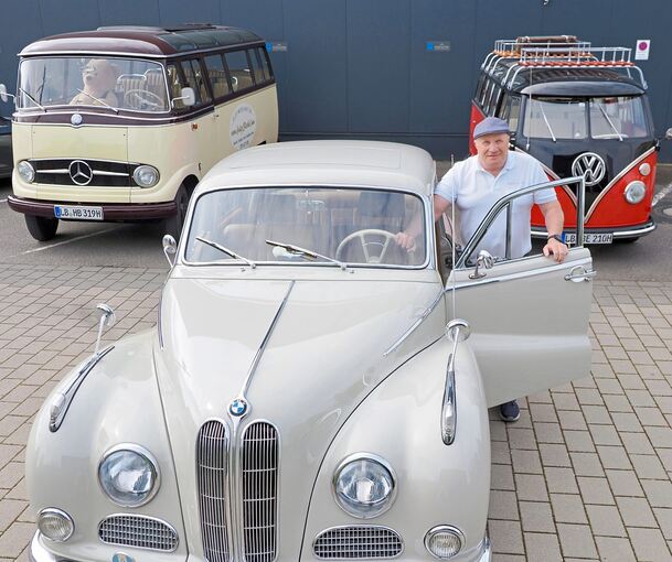 Dieter Fischer aus Großbottwar-Winzerhausen bietet Ausfahrten mit seinen drei Oldtimern an.