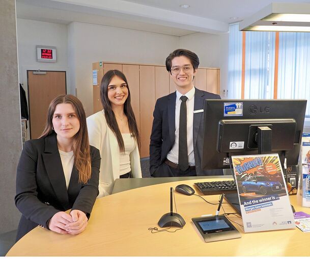 Führen die Eglosheimer Filiale der VR-Bank Ludwigsburg zwei Wochen lang in eigener Verantwortung: Die Auszubildenden Ariana Liapina, Aurela Kryeziu und Conor Rave.