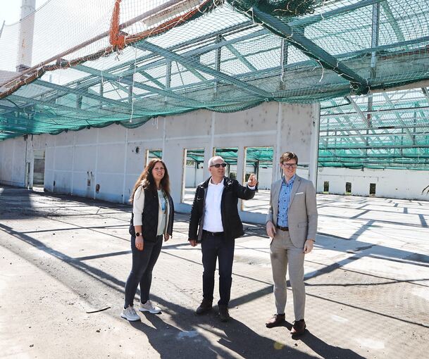 Elena Filipp, stellvertretende Bauamtsleiterin, Investor Volker Matt, und Bürgermeister Markus Kleemann (von links) in der Sheddachhalle, die zum Supermarkt werden soll.